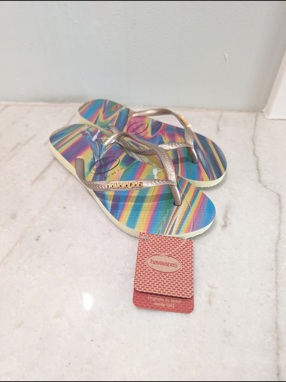 Havaianas Rainbow Stripe Flip Flops with Gold Metallic Straps Women's Size 6